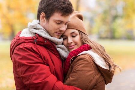 https://insajderi.com/wp-content/uploads/2018/11/65206133-love-relationships-season-and-people-concept-close-up-of-happy-young-couple-hugging-in-autumn-park.jpg