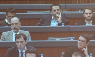 Krasniqi e Sveçla në Kuvend pas rrahjes së mbrëmshme