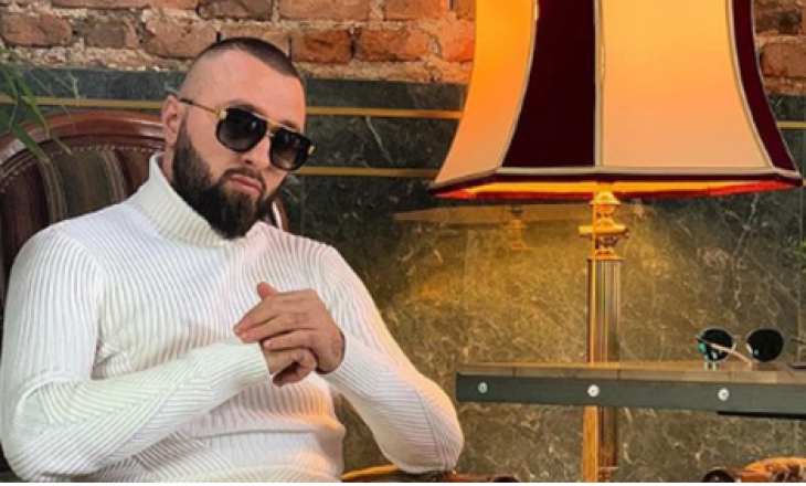 Me një femër gjysmë të zhveshur, Majk i bën vetes urimin më special për ditëlindje