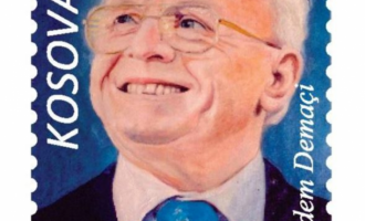 Adem Demaçi në pullën postare për nderë të 28 nëntorit