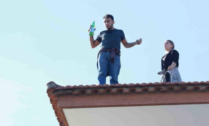 Boshatisen 2 vila në Itali, banorët sulmojnë me benzinë policinë