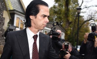 Nick Cave thotë se e ndjen prezencën e djalit të tij të ndjerë