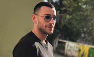 A është liruar apo është arratisur? Stresi fotografohet në veturë