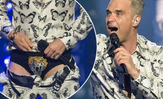 Këngëtari i njohur zhvishet në mes të performancës