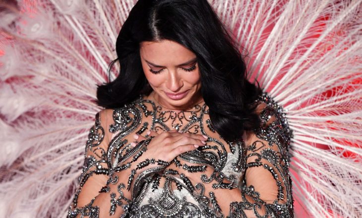 Adriana Lima përlotet pasi sfilon për herë të fundit në Victoria Secret