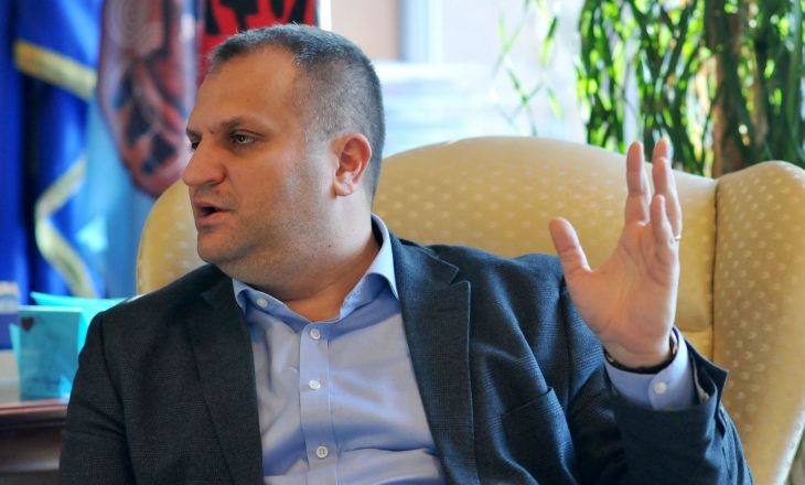 Ahmeti konfirmon se do t’i shkarkojë drejtorët e VV-së, flet edhe për “koalicionin” me PDK-në