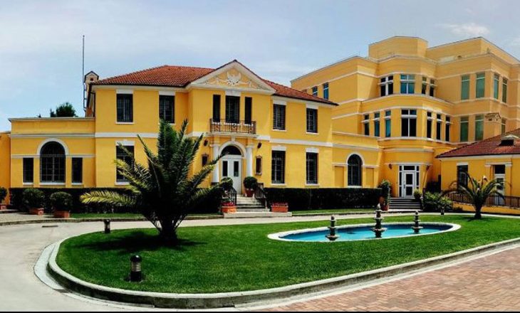 Ambasada Amerikane në Tiranë paralajmron ata që duan ta vizitojnë Amerikën: “Nuk mund të punoni”