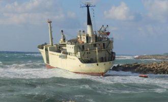 Anija shqiptare përplaset me shkëmbinjtë