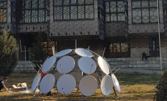 Dëmtohet vepra artistike e  vendosur në kampusin artistik