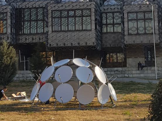 Dëmtohet vepra artistike e  vendosur në kampusin artistik
