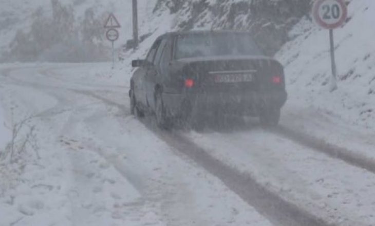 Situatë e rëndë në Shqipëri, në këtë zonë  bora shkoi në 1 metër trashësi