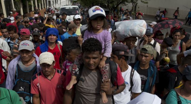 Qindra migrantë arrijnë kufirin me SHBA-në