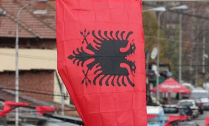 Serbët ankohen për flamurin shqiptar në ndërtesat e komunave në Luginë