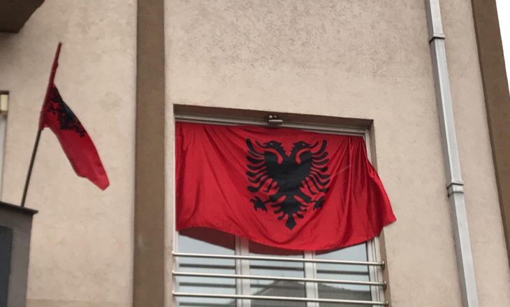 Përderisa serbët po protestojnë, një lagje në veri mbushet me flamuj kuq e zi