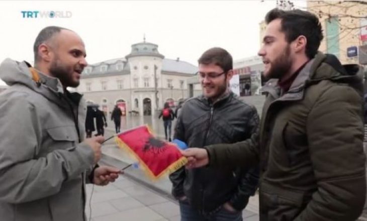 Gazetari i huaj pyet shqiptarët në Kosovë: Flamuri juaj është kuq e zi apo i kaltër?