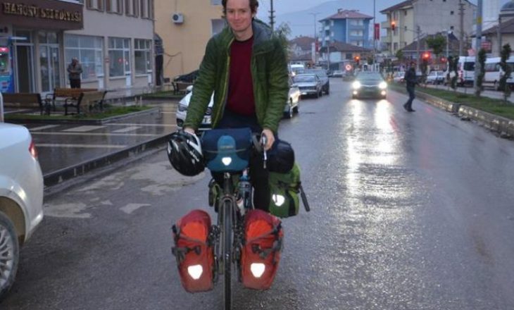 Gazetari britanik niset me biçikletë në Indi për të takuar bashkëshorten
