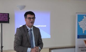 Kryeziu kritikon prezencën e politikanëve në ndarjen e shtëpive për 28 familjet në Prizren