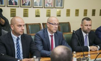 Simiq tregon nëse deputetët serbë do të largohen nga Kuvendi i Kosovës