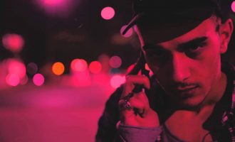 Buta më në fund e blen Mercedesin