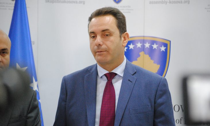 Deputeti i LDK-së që nuk e votoi rezolutën kundër Thaçit sulmon Shpend Ahmetin