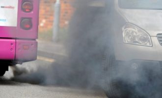 Familjet britanike po zhvendosen nga qytetet për shkak të ajrit të ndotur