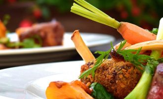 A ndikon mënyra e të ushqyerit në zvogëlimin e rrezikut të prekjes nga kanceri?