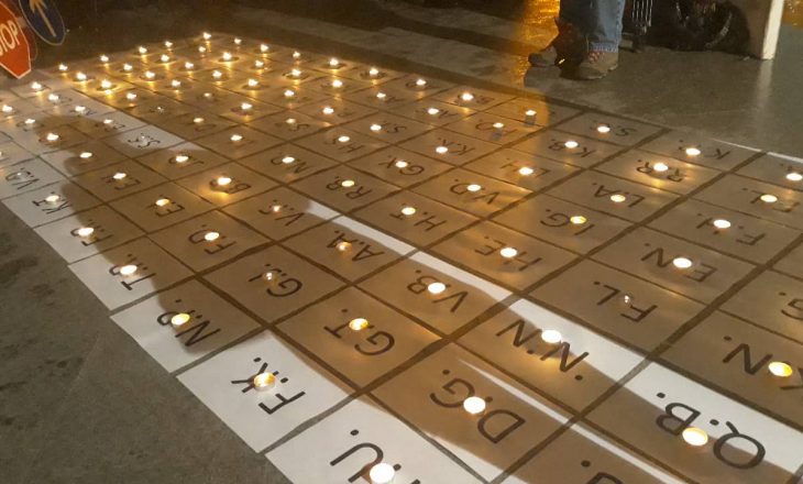 ​Ndizen qirinj në përkujtim të viktimave të trafikut rrugor