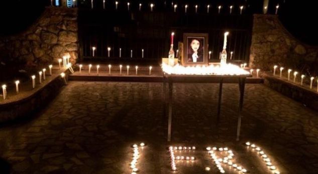 Ndizen qirinj në përkujtim të 23-vjeçares që vdiq pas goditjes nga vetura në Prishtinë