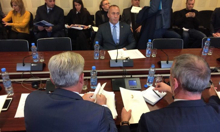 Deputeti i VV-së e lavdërdon kryeministrin Haradinaj në mbledhjen e Komisionit Parlamentar