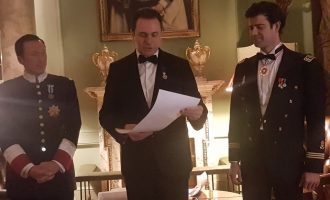 E dhimbshme: Deputeti Naser Rugova degradon skajshëm, merr “çmim nderi” nga mashtruesi i njohur