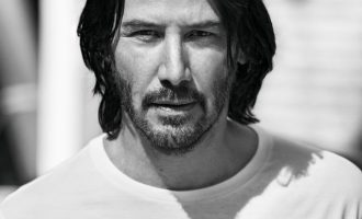 Kush është vajza misterioze në krah të Keanu Reeves