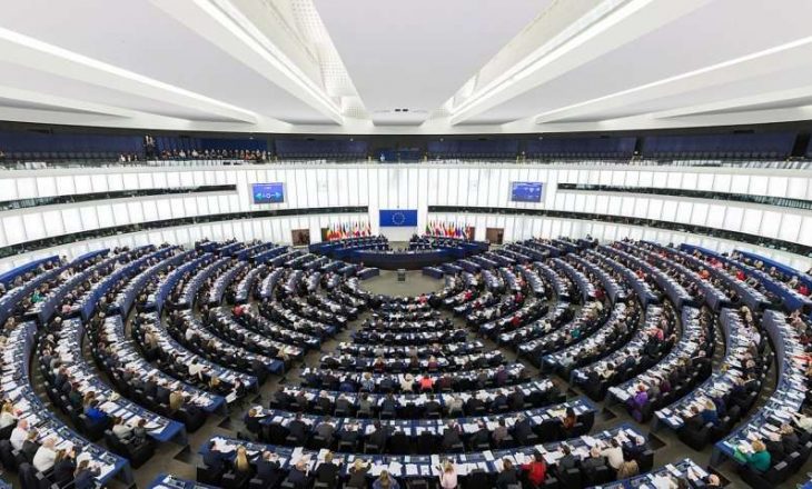 Parlamenti Evropian kundërshton ashpër taksën 100% ndaj Serbisë