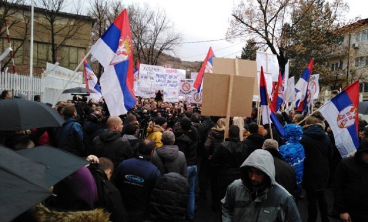 Serbët e veriut mblidhen sërish për të protestuar kundër taksës