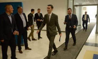 Ministri Shala i përgjigjet “kërcënimeve” të Serbisë për dërgimin e taksës në Arbitrazh