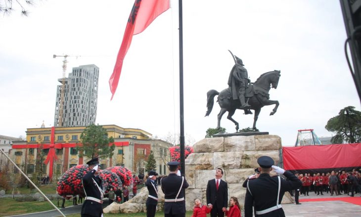 Veliaj ngre flamurin në sheshin “Skenderbej” dhe flet për Unazën e Re