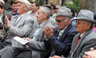 Shqiptarët “pleqtë” e Ballkanit, sa do jetë mosha mesatare në vitin 2060