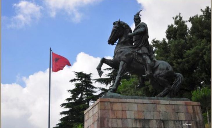 “Gjon Kastrioti bëri puç ndaj Sulltanit dhe Skenderbeu kishte gjak serb”