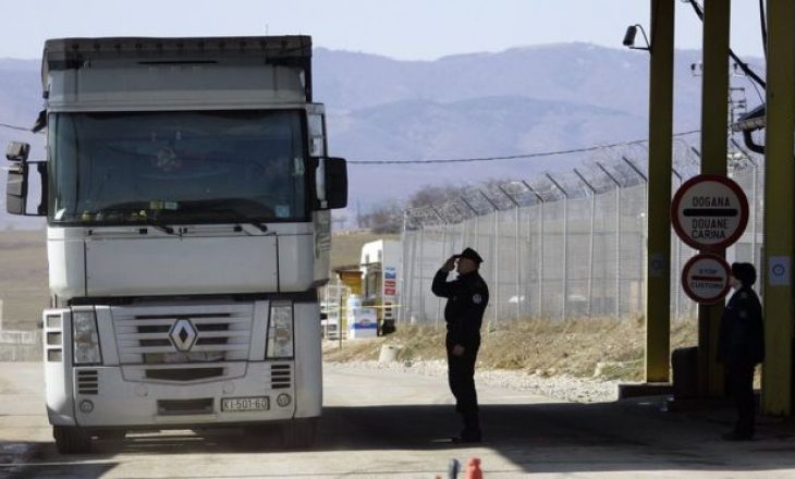Kamionët me mallra serbe kthehen në kufi