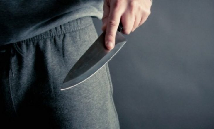 Theret me thikë një 17 vjeçar në Prizren
