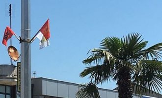 Policia malazeze dënon shqiptarin që festoi me flamur kuq e zi në Ulqin