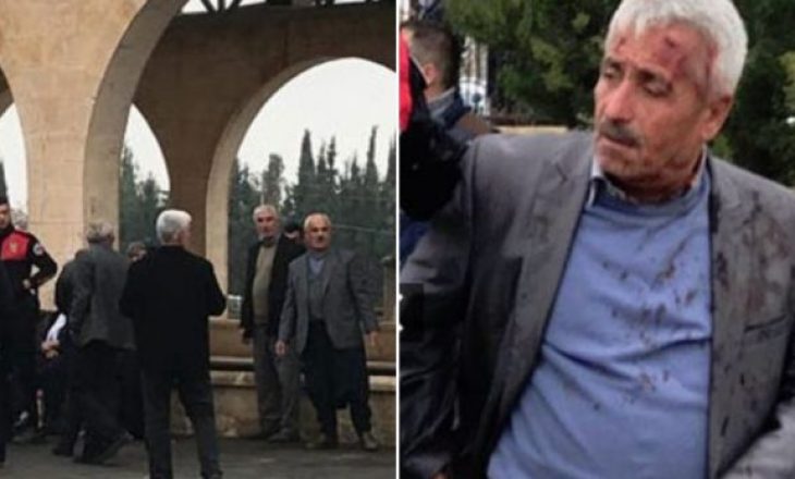 Vëllezërit përleshen rrihen mes vete në varrimin e babait