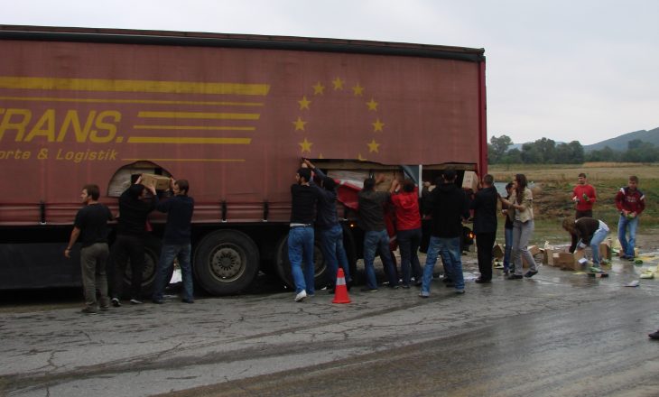 Kur VV-ja rrotullonte kamionët me mallra serbe
