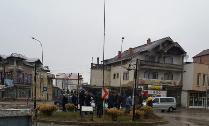 Vetëvendosje vendos flamurin kombëtar te rrethi i qytetit në Podujevë
