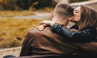 Shenjat se ai është dashuruar në ju