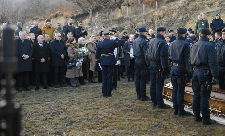 Fotografi nga ceremonia e varrimit të policit Izet Demaj