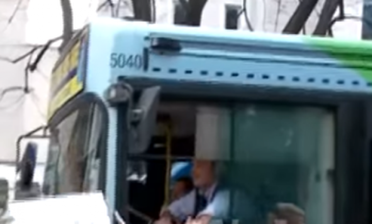Shoferi i urbanit gjest emocionues për studentët e protestës