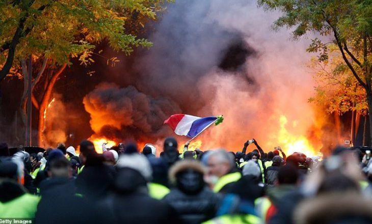 Parisi në ‘flakë’, protestuesit djegin pemën e Krishtlindjeve dhe makinat e policisë
