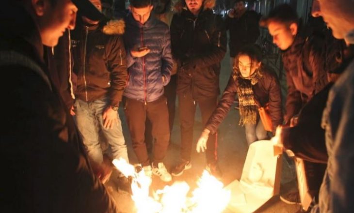 Studentët nuk dorëzohen – me batanije e zjarr qëndrojnë para Ministrisë së Arsimit
