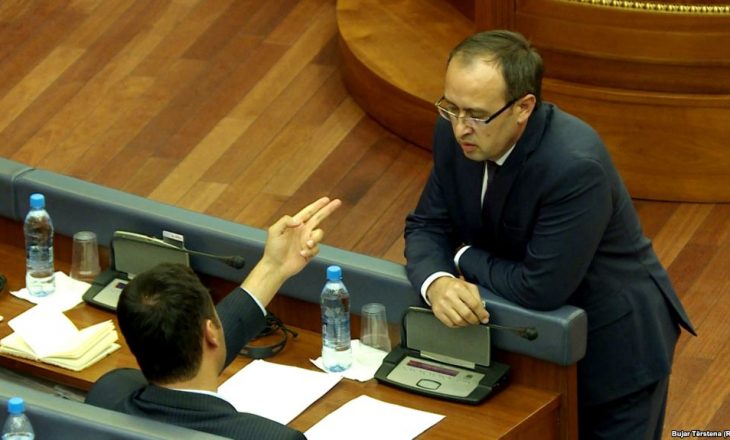 Glauk Konjufca i beson LDK-së për Lutfi Hazirin – tregon skemën për faljen e tokës