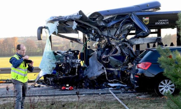 Rrokulliset autobusi me studentë, 23 të vdekur